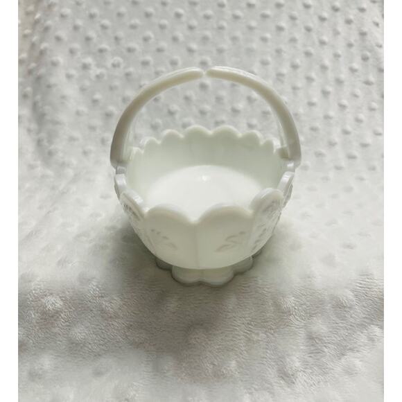 Vintage Westmoreland Milk Glass Split Handle Basket, Grapes & Vine Pattern 1960s - Picture 4 of 8